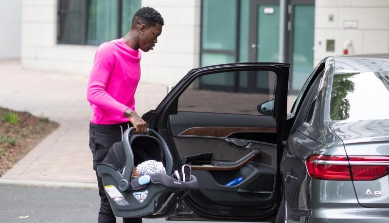 Dennis Schr&ouml;der holt in Braunschweig vor einer Pk des DBB eine Babyschale mit seinem Sohn Dennis Malick Schr&ouml;der Junior aus dem Auto.