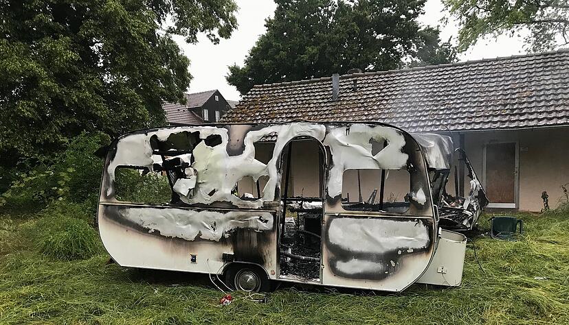 Einer der zwei vollst&auml;ndig ausgebrannten Wohnwagen. Die Polizei vor Ort hat die Ermittlungen zur Brandursache aufgenommen. Foto: Adrian Hofmann