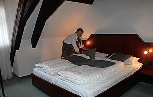 Beate Lohrer ist die Chefin für den Hotelbetrieb, der über 24 geräumige Zimmer jeweils mit Dusche oder Bad verfügt.