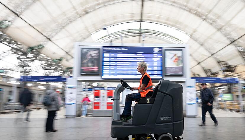 Beim Fr&uuml;hjahrsputz der Bahn sollen dieses Jahr doppelt so viele Stationen gereinigt werden wie sonst. (Archivbild)