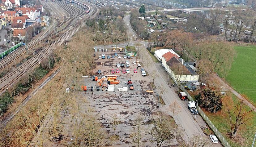 Der Parkplatz vor dem östlichen Eingangstor zu Alt-Böckingen hat schon bessere Tage gesehen. Der Parkplatz vor dem östlichen Eingangstor zu Alt-Böckingen hat schon bessere Tage gesehen.