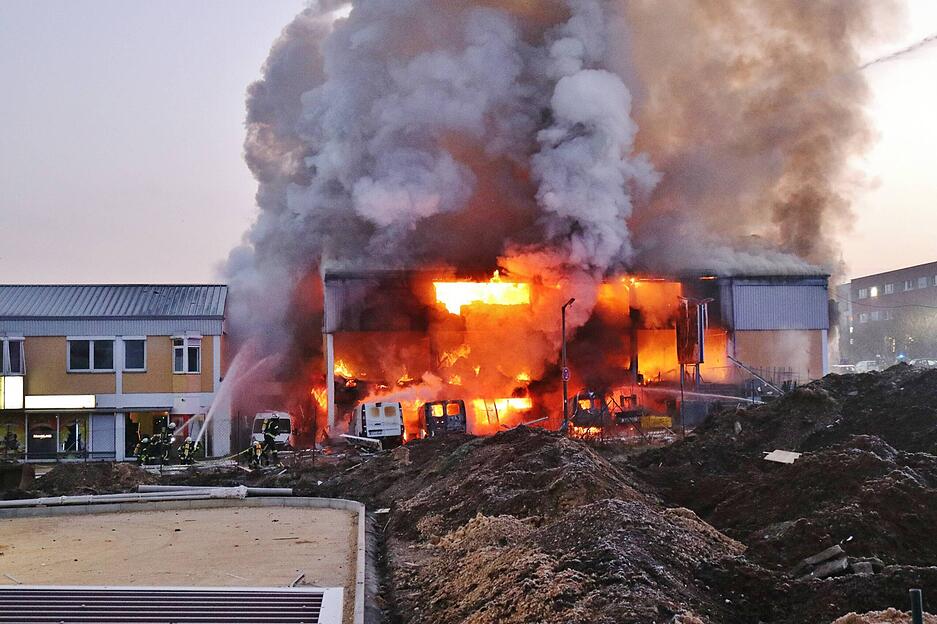 Offenbar Explosion in Schorndorf – ein Gebäude steht in Vollbrand. Offenbar Explosion in Schorndorf – ein Gebäude steht in Vollbrand.