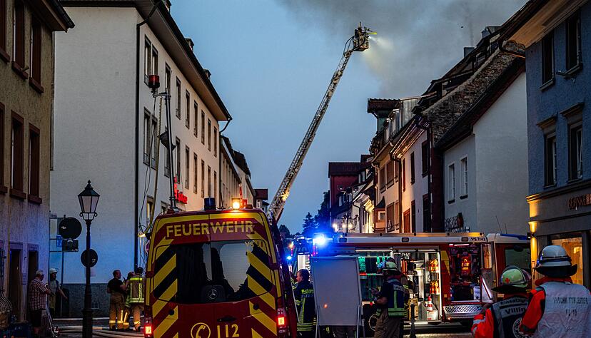Anwohner sollten Fenster und Türen geschlossen halten. Anwohner sollten Fenster und Türen geschlossen halten.