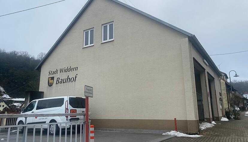 Noch steht der alte Bauhof in Widdern. Bis Ende 2028 soll in der Unterkessacher Stra&szlig;e ein Komplex mit fast 80 Wohnungen gebaut werden.