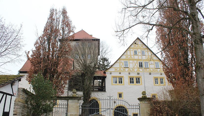 Renaissance-Schloss mit mittelalterlichem Bergfried: Der einstige Sitz der Herren von Sindringen sowie von Amtsleuten der von Hohenlohe ist heute in Privathand.