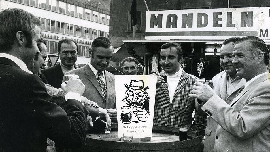 Bei der Weindorf-Eröffnung 1972 treffen sich Vertreter von Stadtverwaltung, Weingärtnerstand und Presse am Stammfass von Schoppe-Fidde.