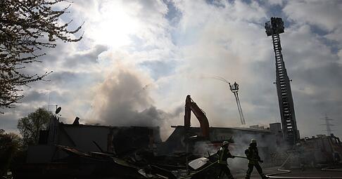 Nach dem verheerenden Brand in einer Gro&szlig;raum-Disco in Kehl liegt die Halle nach den L&ouml;scharbeiten in Tr&uuml;mmern.
