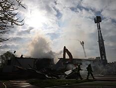 Nach dem verheerenden Brand in einer Gro&szlig;raum-Disco in Kehl liegt die Halle nach den L&ouml;scharbeiten in Tr&uuml;mmern.