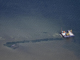 Eine Rinne f&uuml;hrt vom Wal in tieferes Gew&auml;sser (Aufnahme aus einem Flugzeug)