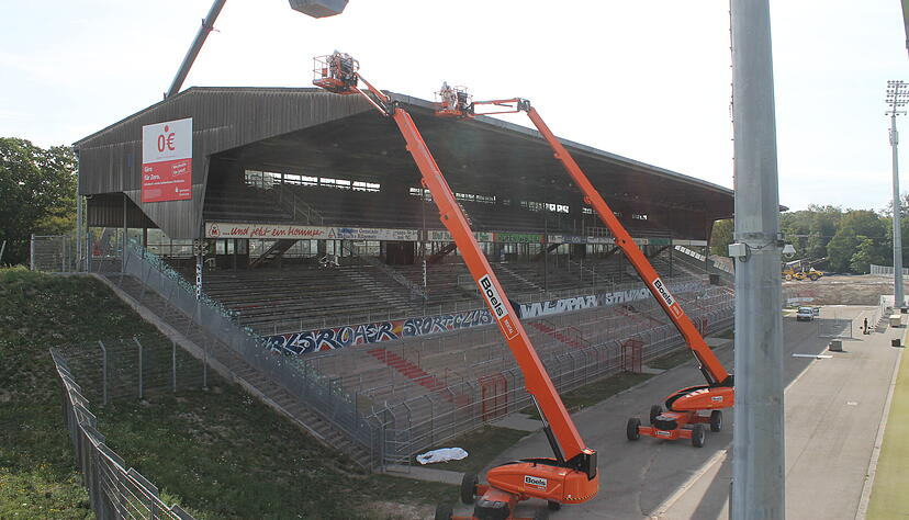 Am Dienstagmorgen haben die Abrissarbeiten im Wildparkstadion begonnen.  Foto: Alexander Hettich