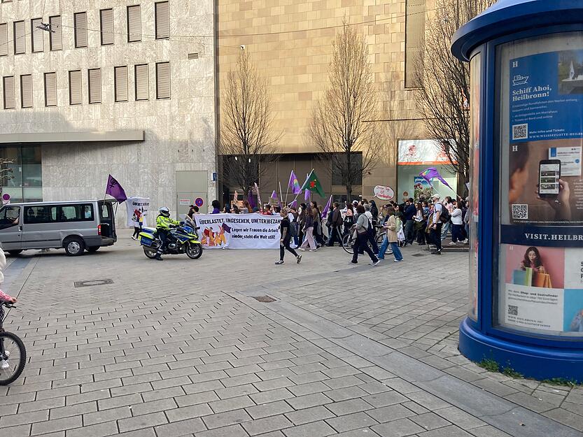 Mit Spr&uuml;chen und Trillerpfeifen geht es in Richtung Kiliansplatz.