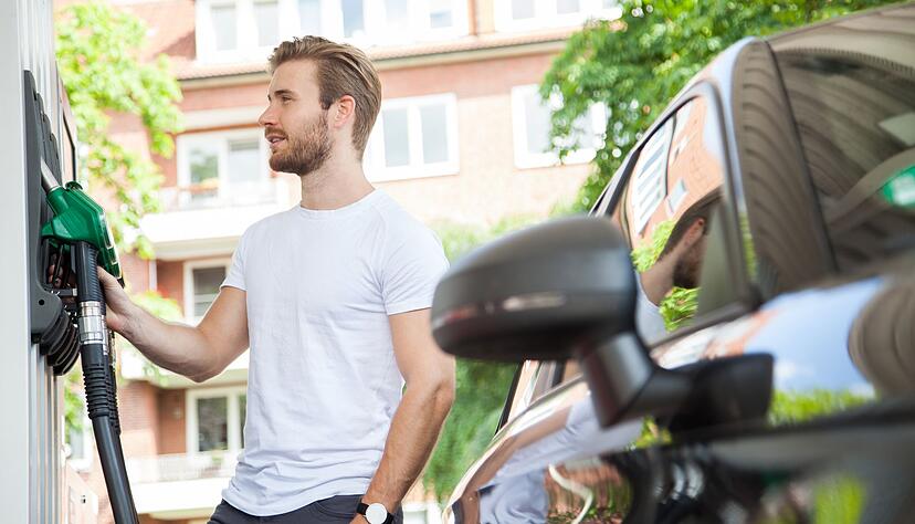 Leichter reisen, weniger verbrauchen: Jedes unn&ouml;tige Kilo im Auto erh&ouml;ht den Spritverbrauch, daher lohnt es sich Dachboxen und Fahrradtr&auml;ger am Zielort gleich abzumontieren.