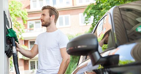 Leichter reisen, weniger verbrauchen: Jedes unn&ouml;tige Kilo im Auto erh&ouml;ht den Spritverbrauch, daher lohnt es sich Dachboxen und Fahrradtr&auml;ger am Zielort gleich abzumontieren.