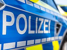 An der T&uuml;r von einem Streifenwagen steht der Schriftzug &laquo;Polizei&raquo;. (Symbolbild)