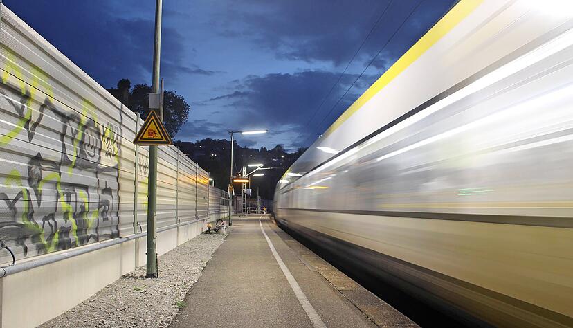 Heute pünktlich: Der erste Zug des Tages fährt am Freitagmorgen in Roigheim ab. Ausfälle und Verspätungen machen Pendlern häufig zu schaffen.
Foto: Alexander Hettich