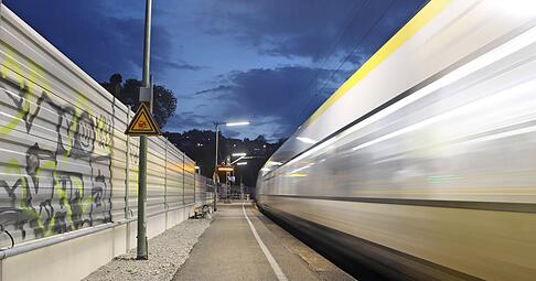 Heute pünktlich: Der erste Zug des Tages fährt am Freitagmorgen in Roigheim ab. Ausfälle und Verspätungen machen Pendlern häufig zu schaffen.
Foto: Alexander Hettich Heute pünktlich: Der erste Zug des Tages fährt am Freitagmorgen in Roigheim ab. Ausfälle und Verspätungen machen Pendlern häufig zu schaffen.
Foto: Alexander Hettich