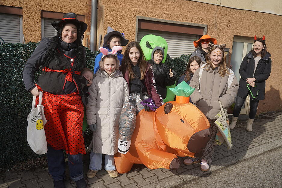 Beim Rosenmontagsumzug in Niederhofen herrschte einiges an Gaudi.