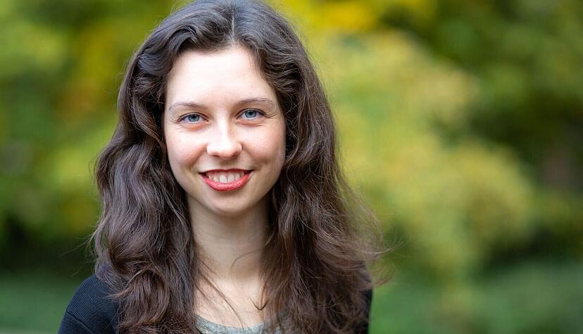 Zoe Mayer, Gr&uuml;nen-Bundestagsabgeordnete aus Karlsruhe, postete einen acht Jahre alten Clip, in dem Manuel Hagel von den &bdquo;rehbraunen Augen&ldquo; einer minderj&auml;hrigen Sch&uuml;lerin schw&auml;rmt.