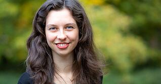 Zoe Mayer, Gr&uuml;nen-Bundestagsabgeordnete aus Karlsruhe, postete einen acht Jahre alten Clip, in dem Manuel Hagel von den &bdquo;rehbraunen Augen&ldquo; einer minderj&auml;hrigen Sch&uuml;lerin schw&auml;rmt.