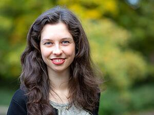 Zoe Mayer, Gr&uuml;nen-Bundestagsabgeordnete aus Karlsruhe, postete einen acht Jahre alten Clip, in dem Manuel Hagel von den &bdquo;rehbraunen Augen&ldquo; einer minderj&auml;hrigen Sch&uuml;lerin schw&auml;rmt.