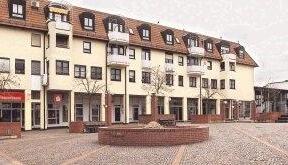 Der Brunnen m&uuml;sste weg, die Backsteins&auml;ulen auch. Dann k&ouml;nnten Autos direkt vor dem noch leerstehenden Supermarkt (rechts im Geb&auml;ude) parken.Foto: Dittmar Dirks