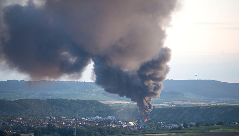 Die Rauchwolke ist am Samstagabend über weiten Teilen der Region Heilbronn zu sehen – hier der Blick vom Haigern auf Lauffen.