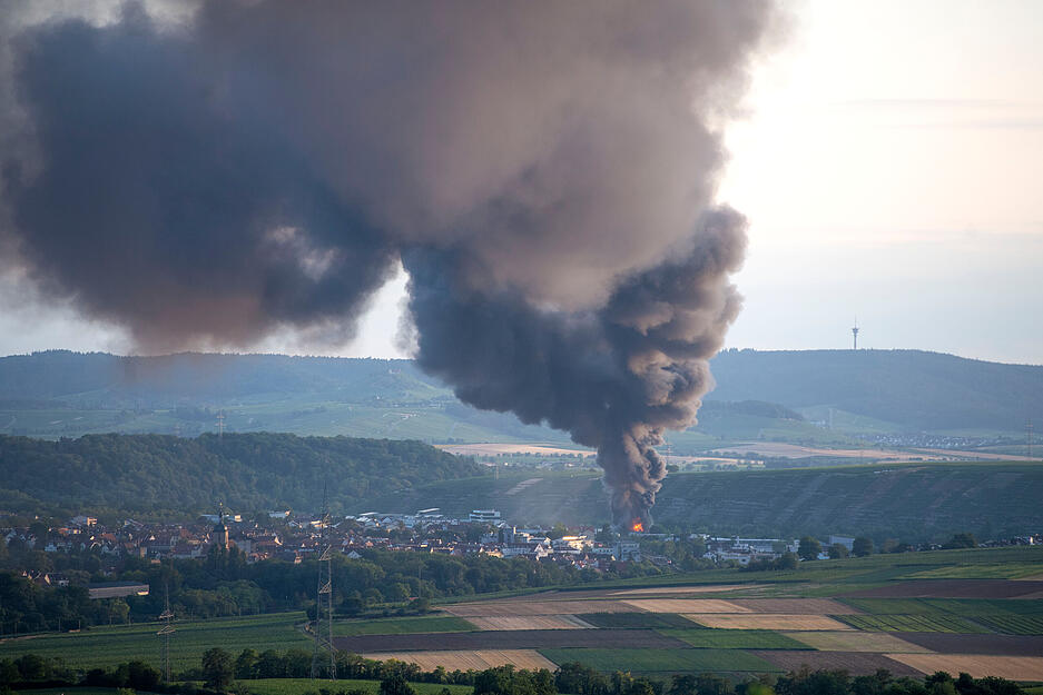Die Rauchwolke ist am Samstagabend über weiten Teilen der Region Heilbronn zu sehen – hier der Blick vom Haigern auf Lauffen.