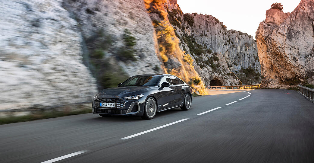 Der Singleframe-Kühlergrill des neuen Audi A5 ist flacher und breiter, dazu gibt es eine stark modulierte, kraftvolle Motorhaube. Der Singleframe-Kühlergrill des neuen Audi A5 ist flacher und breiter, dazu gibt es eine stark modulierte, kraftvolle Motorhaube.