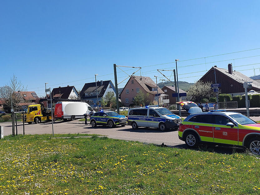 Unfall in Obersulm-Affaltrach: Bilder zeigen Transporter im Gleisbereich
