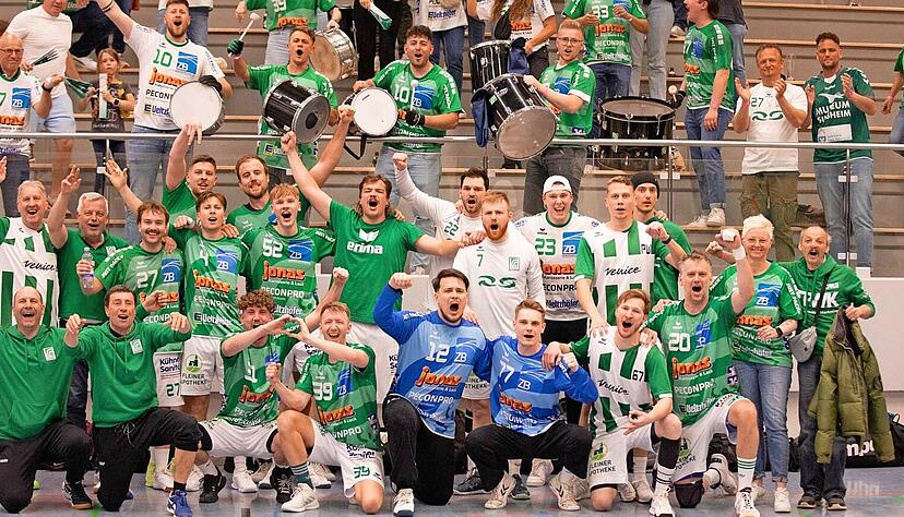 Angefeuert von den eigenen Fans hat der TV Flein beim ärgsten Konkurrenten TSV Altensteig den Verbandsliga-Titel perfekt gemacht. Vor fünf Jahren waren beide Teams gemeinsam aus der Württembergliga abgestiegen.
Foto: Andreas Reutter Angefeuert von den eigenen Fans hat der TV Flein beim ärgsten Konkurrenten TSV Altensteig den Verbandsliga-Titel perfekt gemacht. Vor fünf Jahren waren beide Teams gemeinsam aus der Württembergliga abgestiegen.
Foto: Andreas Reutter