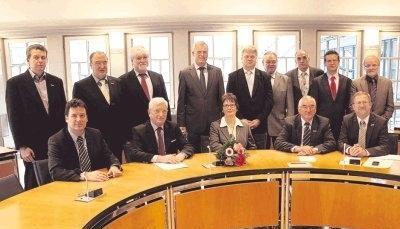 Sie sitzen alle nach wie vor im Ratsrund: 13 langjährige Stadt- und Ortschaftsräte zeichnete Bürgermeister Volker Lenz für langjährige Mitarbeit in den kommunalen Gremien aus.Foto: Heiko Fritze Sie sitzen alle nach wie vor im Ratsrund: 13 langjährige Stadt- und Ortschaftsräte zeichnete Bürgermeister Volker Lenz für langjährige Mitarbeit in den kommunalen Gremien aus.Foto: Heiko Fritze