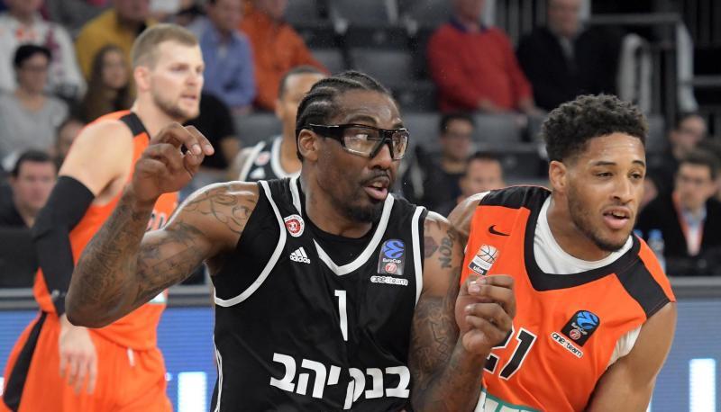 Jerusalems Amar'e Stoudemire (l) im Duell mit dem Ulmer Augustine Rubit. Foto: Stefan Puchner