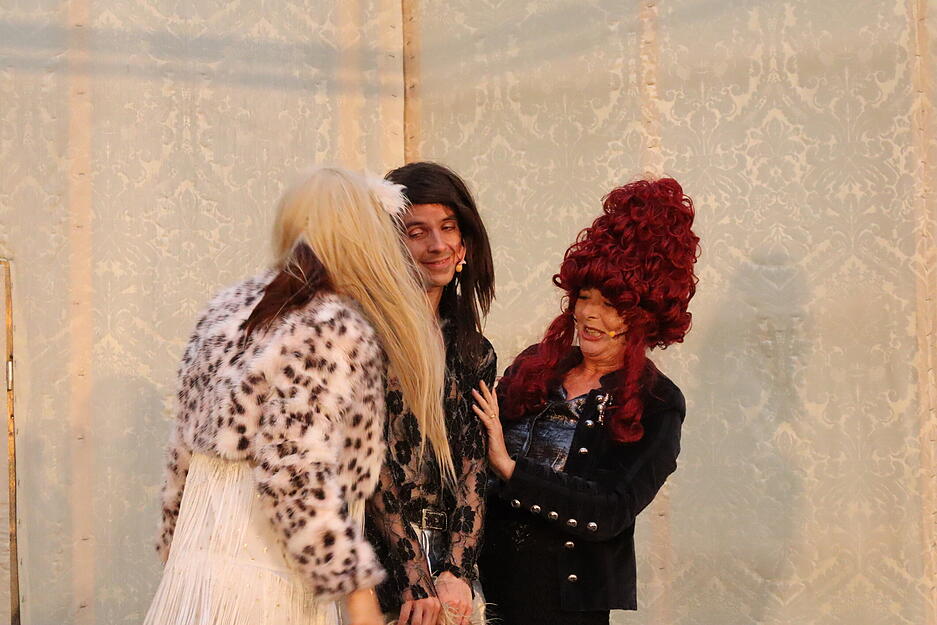 Sie verkleiden Cherubim Sie verkleiden Cherubim