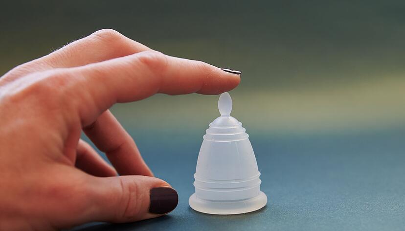 Wichtigste Regel beim Hantieren mit Tampon oder Tasse: vorher Hände waschen. Wichtigste Regel beim Hantieren mit Tampon oder Tasse: vorher Hände waschen.