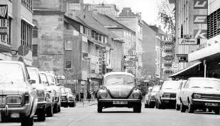 Ein Blick in die untere Sülmerstraße. Dort fuhren 1972 noch Autos. Von der Kaiserstraße bis zum Hafenmarkt (links) galt bereits die Fußgängerzonen-Regelung. Ein Großteil der Geschäfte aus dieser Zeit existiert heute längst nicht mehr, wie Hosen Matz, Metzgereien Fischer und Rank, Gardinen Freihardt, Herrenmoden Wacker, Nähmaschinen Kaliebe. Dem Standort die Treue gehalten haben Textilhaus Buck und Café Roman. (Archivfoto: Ulrike Kugler) Ein Blick in die untere Sülmerstraße. Dort fuhren 1972 noch Autos. Von der Kaiserstraße bis zum Hafenmarkt (links) galt bereits die Fußgängerzonen-Regelung. Ein Großteil der Geschäfte aus dieser Zeit existiert heute längst nicht mehr, wie Hosen Matz, Metzgereien Fischer und Rank, Gardinen Freihardt, Herrenmoden Wacker, Nähmaschinen Kaliebe. Dem Standort die Treue gehalten haben Textilhaus Buck und Café Roman. (Archivfoto: Ulrike Kugler)
