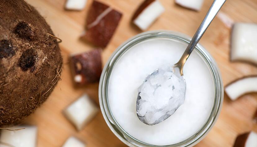 Echtes natives Kokos&ouml;l verleiht Gerichten einen aromatischen Geschmack, sollte jedoch wegen seiner ges&auml;ttigten Fetts&auml;uren nur sparsam verwendet werden.