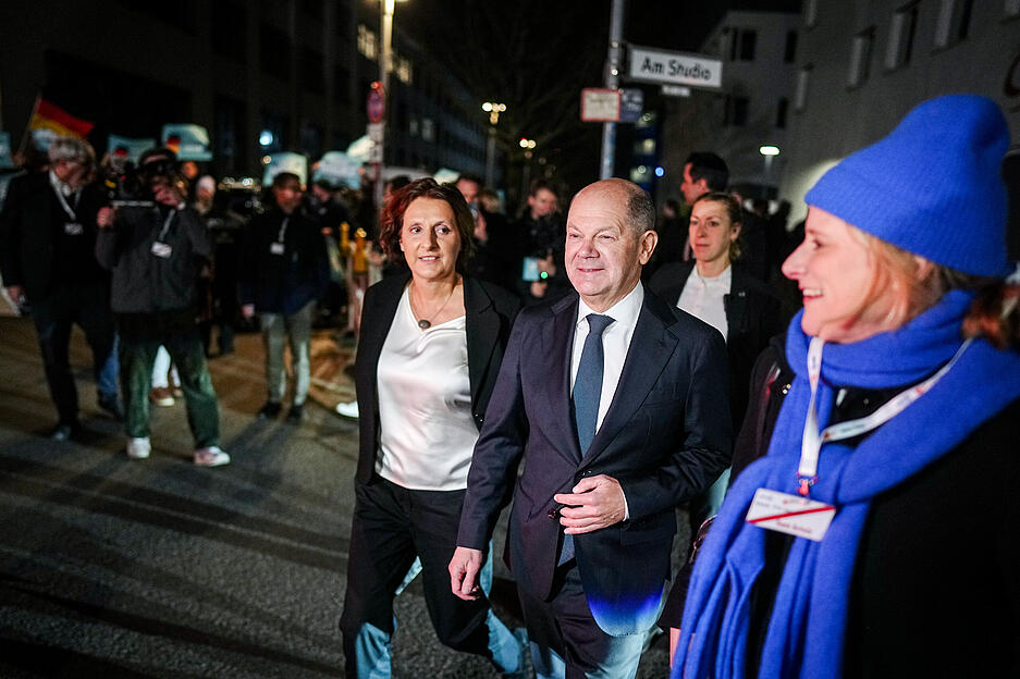 Bundeskanzler Olaf Scholz (SPD, M), und Ehefrau Britta Ernst (l) kommen zum TV-Duell von ARD und ZDF am Studio an. Bundeskanzler Olaf Scholz (SPD, M), und Ehefrau Britta Ernst (l) kommen zum TV-Duell von ARD und ZDF am Studio an.
