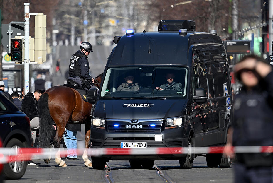 In der Mannheimer Innenstadt ist ein Auto in eine Menschenmenge gerast. Dabei kam nach Polizeiangaben mindestens ein Mensch ums Leben, mehrere weitere wurden verletzt.