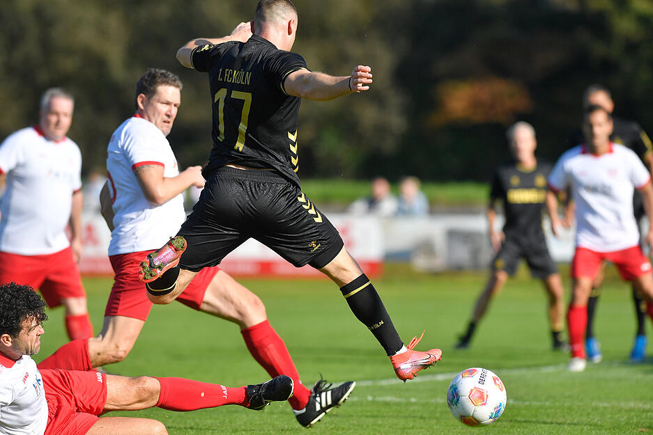 Beim Benefizspiel in Heilbronn siegte die Traditionself des 1. FC Köln mit 10:5 gegen die Unterländer Legenden.
