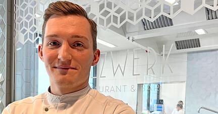 Richard Braun ist mit seinen 24 Jahren einer der j&uuml;ngsten, wenn nicht gar der j&uuml;ngste K&uuml;chenchef der Region Heilbronn-Franken. Seit Oktober 2020 arbeitet er im Salzwerk in Bad Rappenau, dem Restaurant im Hotel Saline1822.
Foto: Ulrike Plapp-Schirmer