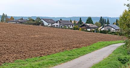 Das geplante Neubaugebiet "Hofäcker/Bei der Schießmauer" in Willsbach war Gegenstand der Haushaltsreden. Es ging um die Bedenken der Anwohner wegen der Verkehrsbelastung. Die Grünen regen eine Anbindung an die K2127 an.
Fotos: Archiv/Berger