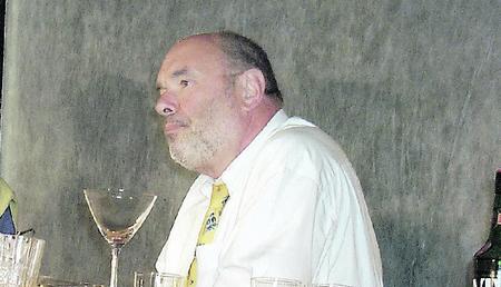 Einen smarten Gesch&auml;ftsmann verk&ouml;rpert Laienschauspieler Bernd Handel im aktuellen St&uuml;ck " Alles im Garten".