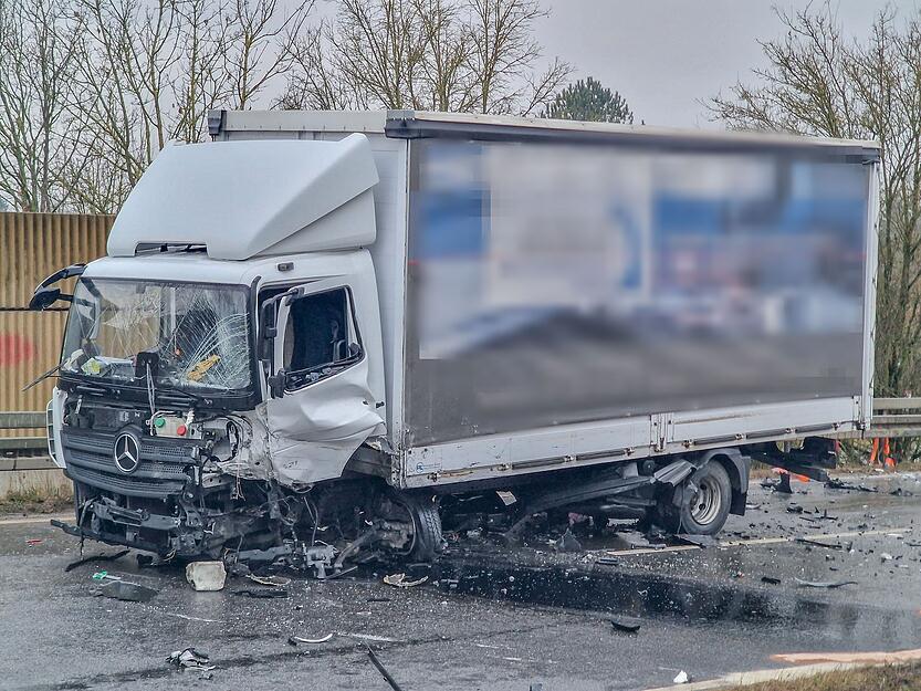 Der tödliche Unfall auf der B293 bei Schwaigern ereignete sich am Dienstagnachmittag. Ein BMW ist mit einem Lkw kollidiert. Der tödliche Unfall auf der B293 bei Schwaigern ereignete sich am Dienstagnachmittag. Ein BMW ist mit einem Lkw kollidiert.