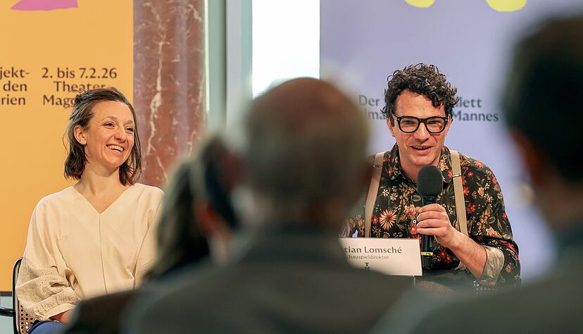 Das Schauspiel wird in Magdeburg von einem dreiköpfigen Team geleitet - von Clara Weyde (links), Bastian Lomsché (rechts) und Clemens Leander (nicht im Bild). (Archivbild) Das Schauspiel wird in Magdeburg von einem dreiköpfigen Team geleitet - von Clara Weyde (links), Bastian Lomsché (rechts) und Clemens Leander (nicht im Bild). (Archivbild)