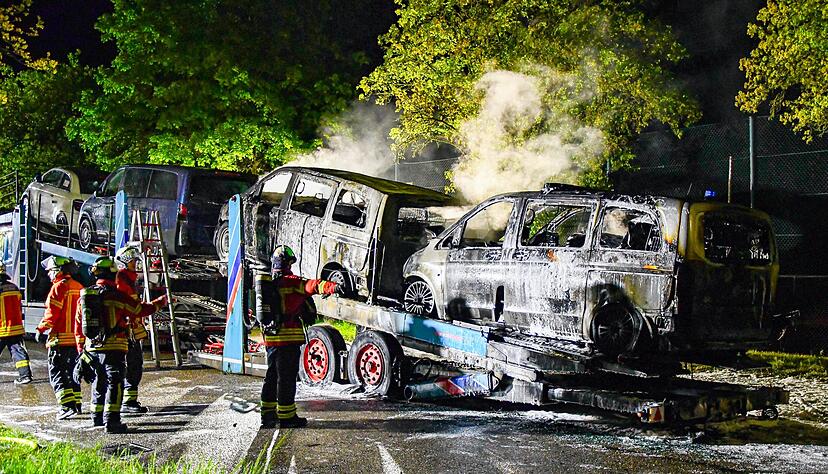Die Feuerwehr konnte zwei Autos und das Zugfahrzeug retten.