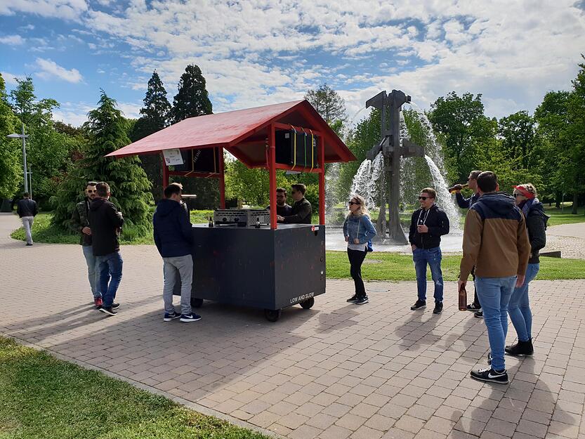 Mit dieser rollenden Bar ist eine Gruppe aus Neckarsulm am 1. Mai unterwegs. Mit dieser rollenden Bar ist eine Gruppe aus Neckarsulm am 1. Mai unterwegs.