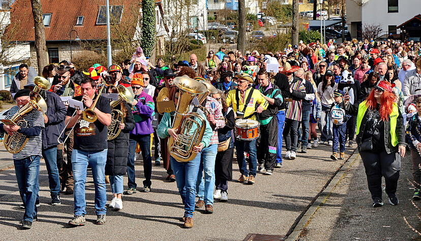 Der Umzug am Faschingsdienstag in Forchtenberg geht nahtlos in den Kinderfasching &uuml;ber.