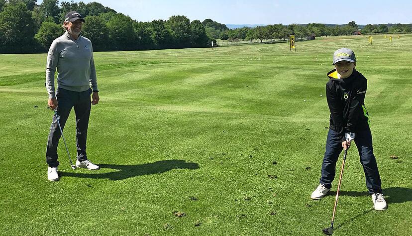 Viel Platz: Hans Bux (links) achtet bei seinen Trainerstunden auf der Anlage des Golfclubs Heilbronn-Hohenlohe in Friedrichsruhe auf ausreichend Distanz.
Foto: Stefanie Wahl