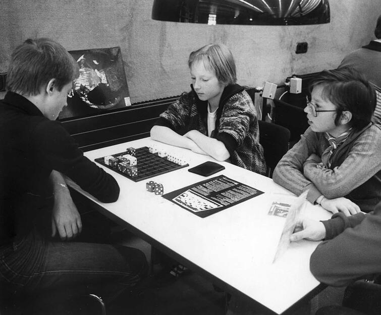 22.04.1981:  Die Jugendlichen nehmen die Spielesammlung in Beschlag.