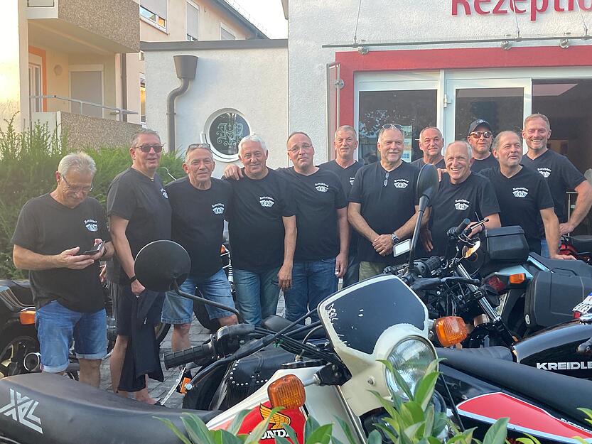 Die Rottalbiker auf dem Weg zum Weinfest. Ihre Motorr&auml;der lassen sie heute Abend stehen.